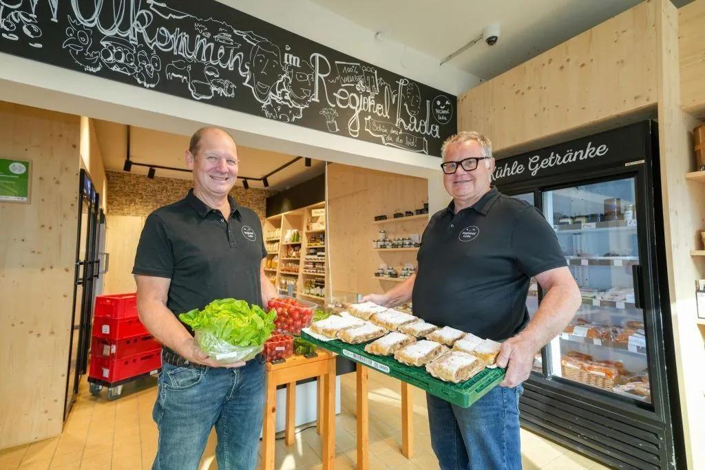 Gebhard Flatz und Harald Nesensohn im Regional Lädele mit frischem Gemüse und Gebäck