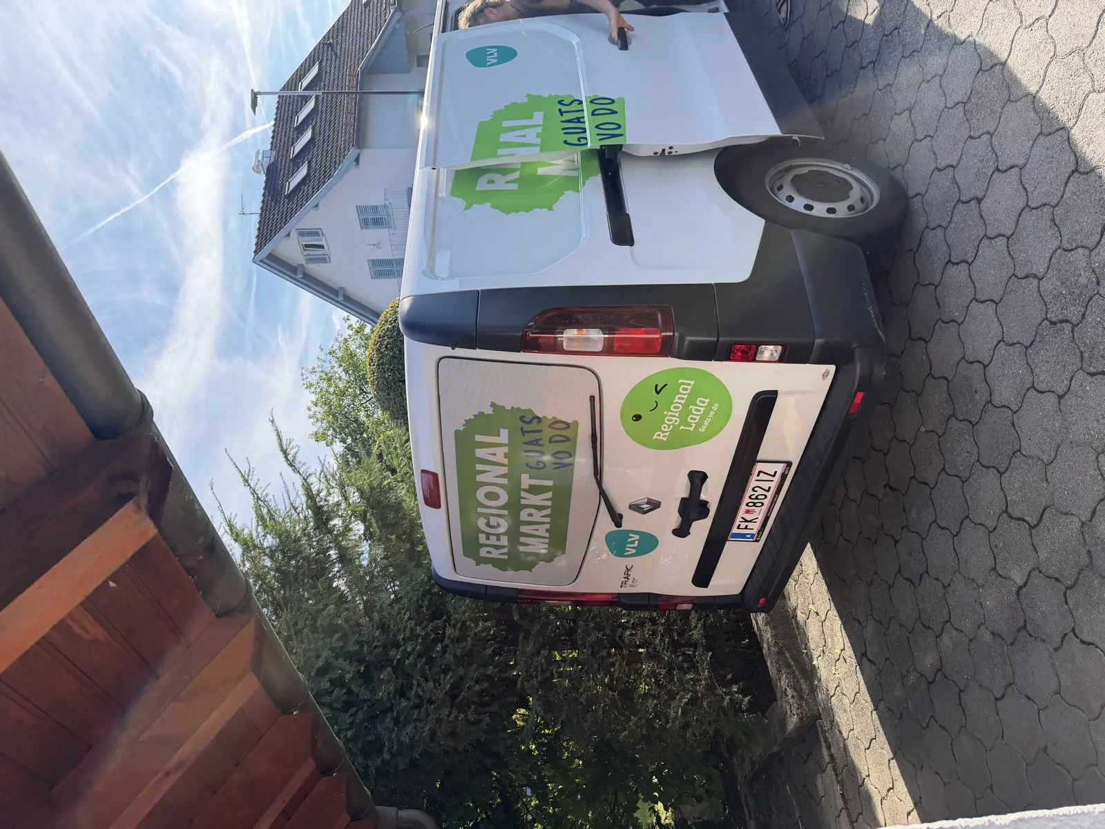 Heckansicht des Lieferwagens mit Regional-Lädele-Logo