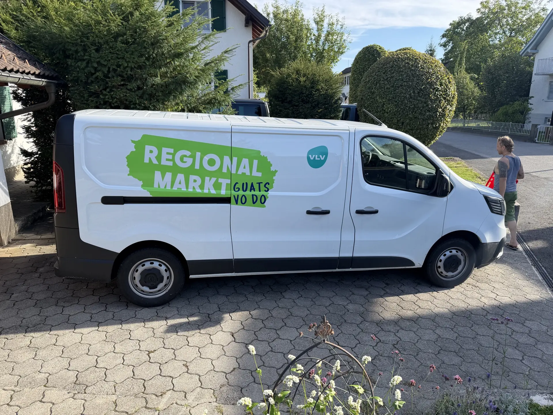 Lieferwagen des Regionalmarkts mit Guats-vo-do-Beschriftung